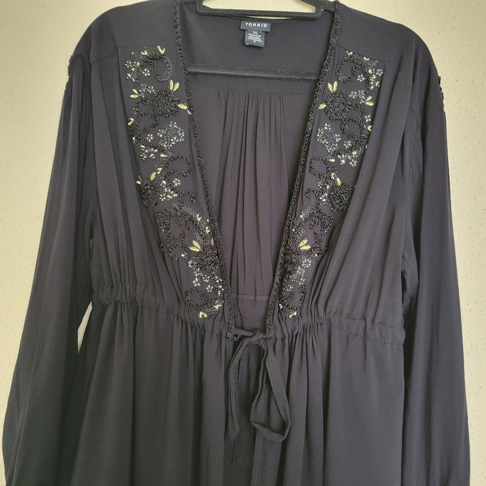 Torrid self-tie duster with black and gold embroidered Challis size 0 - Picture 3 of 11